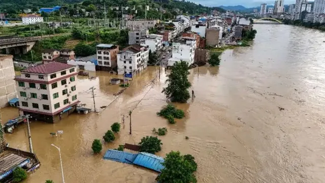 Floods in China: చైనాలో వరదల బీభత్సం.. 10 మంది మృతి