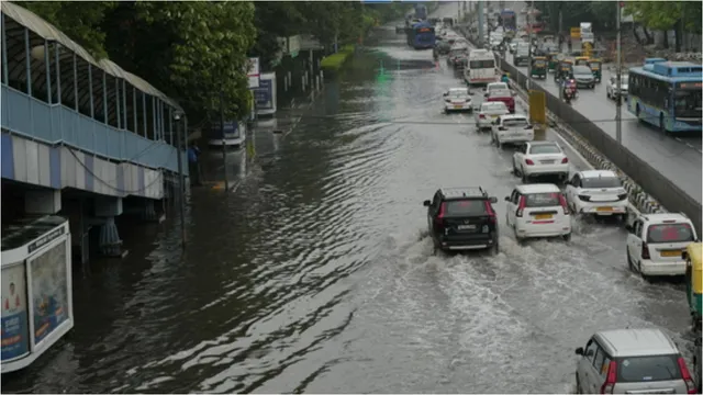 Delhi: ఢిల్లీని ముంచిన వర్షాలు..100కు పైగా విమనాలు బంద్