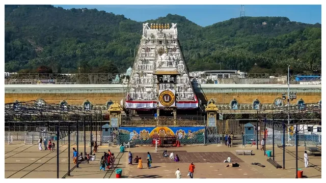 Tirumala Tirupati Devasthanams : తిరుమలలో మరో అపచారం.. ఆలయంపైన ఎగిరిన విమానం