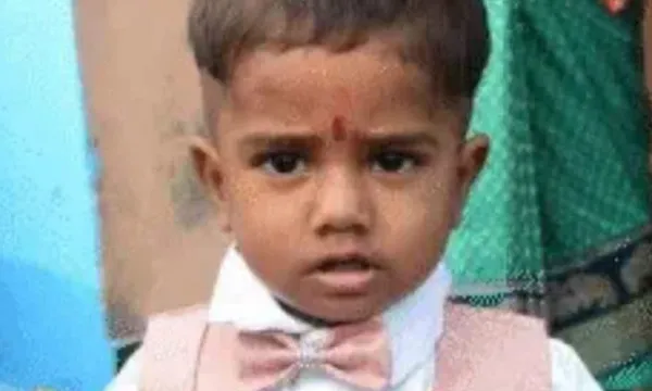 Uttar Pradesh: కోతులపైకి గొడ్డలి విసిరాడు..మెడకు తగలడంతో కొడుకు మృతి