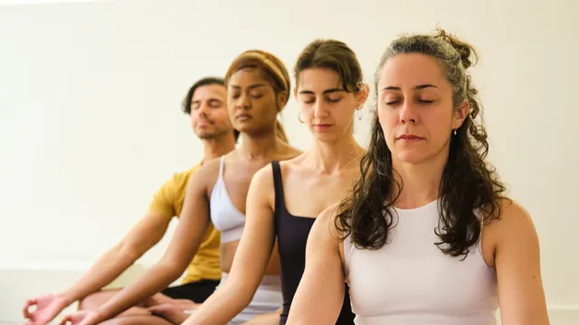 Yoga: యోగా చేస్తున్నప్పుడు ఈ తప్పులు చేస్తే ఆరోగ్యానికి హానికరమని తెలుసా..?