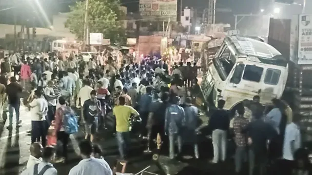 Ap Road Accident: ఏపీలో ఘోరం.. కార్లు, బైక్‌లపైకి దూసుకెళ్లిన లారీ.. స్పాట్‌లో ముగ్గురు మృతి -మరో 16 మంది