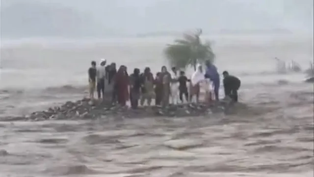 Pakistan Heavy Floods: భారీ వరదలు.. వందల మంది గల్లంతు.. ఒకే కుటుంబంలో 18మంది!