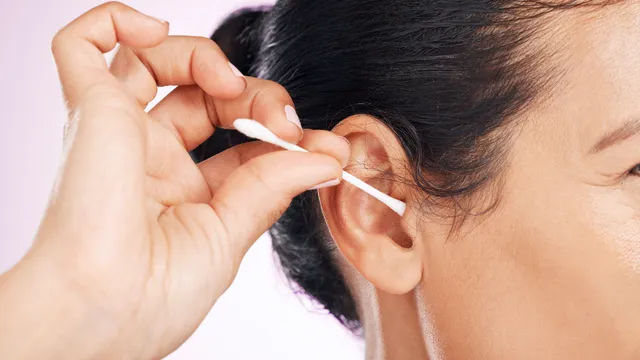 Earbuds: చెవులను శుభ్రం చేస్తే ఇయర్‌బడ్స్‌తో ప్రమాదమా..? నిపుణులు చెప్పిన షాకింగ్‌ విషయాలు