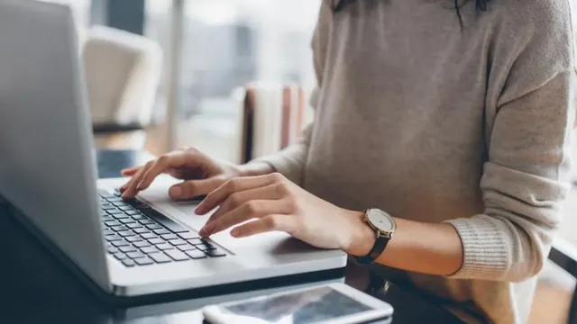 Free Laptops: విద్యార్థులకు ఉచితంగా ల్యాప్‌టాప్స్.. కేంద్రం క్లారిటీ
