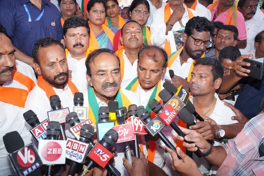 యుద్ధానికి సిద్ధం.. పాదయాత్ర చేస్తా: ఈటల