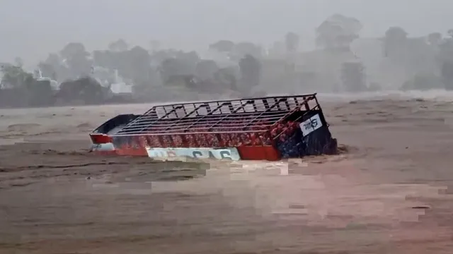 Cylinder Lorry: అయ్యయ్యో..చూస్తుండగానే నదిలో కొట్టుకుపోయిన గ్యాస్‌ సిలిండర్ల లారీ!