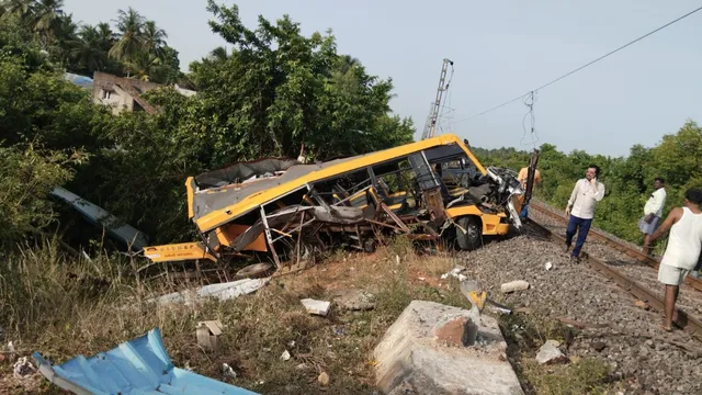 BREAKING: ఘోర ప్రమాదం.. స్కూల్ వ్యాన్‌ను ఢీకొట్టిన రైలు.. నుజ్జునుజ్జైన బస్సు