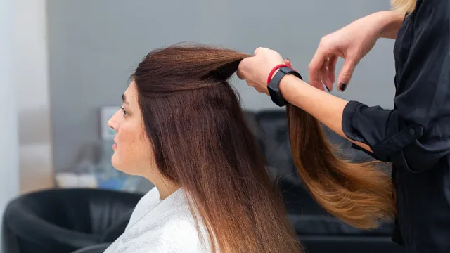 Hair Tips: వర్షాకాలంలో చుండ్రు, దురద ఇబ్బంది పెడుతుందా..?  ఈ జాగ్రత్తగా తెలుసుకోండి