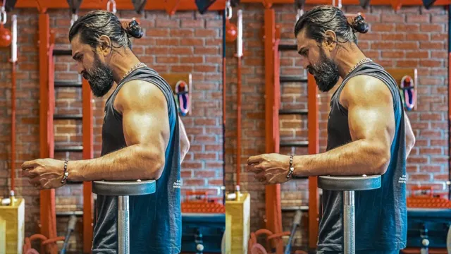 Ram Charan: కండలు తిరిగిన బాడీతో రామ్ చరణ్ ఫొటో వైరల్ .. 'పెద్ది' మేకోవర్ అదిరింది!