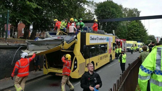 Double Decker Bus Crashes: షాకింగ్ వీడియో.. బ్రిడ్జ్‌ను ఢీకొట్టిన డబుల్‌ డెక్కర్‌ బస్సు.. స్పాట్‌లో 15 మంది..!