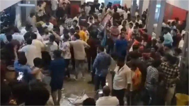 Hari Hara Veera Mallu: థియేటర్ వద్ద పిడిగుద్దులతో తనుకున్న పవన్ ఫ్యాన్స్! వీడియో వైరల్