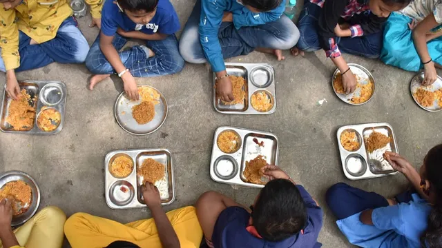 Chhattisgarh: దారుణం.. కుక్కలు తిన్న భోజనాన్ని విద్యార్థులకు పెట్టారు