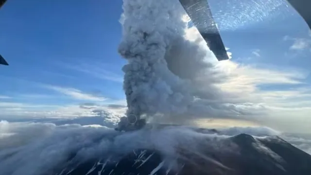 Earthquake: రష్యాలో మళ్లీ భూకంపం.. బద్ధలైన అగ్నిపర్వతం.. వీడియోలు వైరల్