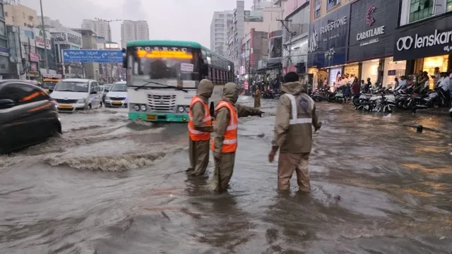 HYD Rain: దంచికొడుతున్న వాన.. ఆ ఏరియాల్లో స్తంభించిన ట్రాఫిక్.. చెరువులను తలపిస్తున్న రోడ్లు!