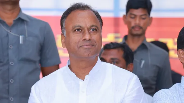 Komatireddy : కోమటిరెడ్డి రాజగోపాల్‌రెడ్డికి బిగ్‌షాక్..పార్టీ నుంచి ఔట్?