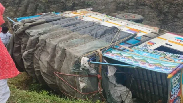 Road accident: ఘోర రోడ్డు ప్రమాదం.. వ్యాన్ లోయలో పడి 8 మంది మహిళలు మృతి