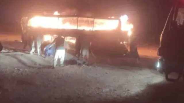 BIG BREAKING: ట్రక్కును ఢీకొట్టిన బస్సు..  71 మంది సజీవ దహనం!