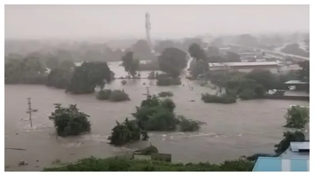 Kamareddy: నీటమునిగిన కామారెడ్డి..రేపు పాఠశాలలకు సెలవు