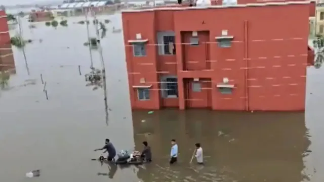 Punjab Floods: పంజాబ్ ను ముంచెత్తిన వర్షాలు.. మునిగిన స్కూల్..400 మంది పిల్లలు వరద నీటిలో..