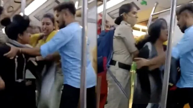 Viral Video: మెట్రో సీటు కోసం పొట్టు పొట్టు  కొట్టుకున్న మహిళలు.. వీడియో వైరల్..!