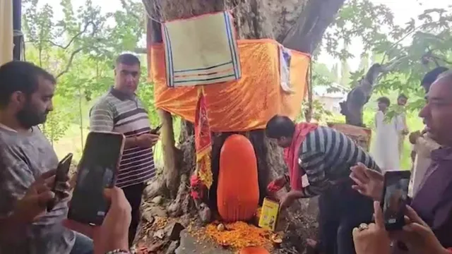 Kashmiri Pandits: ముఖ్య అతిథులుగా ముస్లింలు..  35 ఏళ్ల తర్వాత పురాతన ఆలయాన్ని తెరిచిన కశ్మీరీ పండితులు