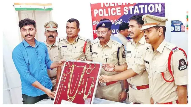 కూతురి ఇంజినీరింగ్‌ ఫీజు కోసం.. తల్లి దొంగతనం