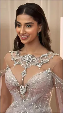 ఎద అందాలు ఆరబోస్తూ .. సైమా వేడుకలో మీనాక్షి గ్లామర్ షో