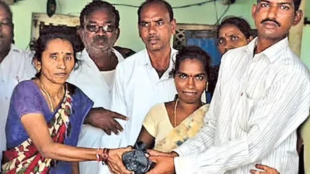 Nirmal: ఆటో డ్రైవర్ నిజాయతీ.. 16 తులాల బంగారం అప్పగింత