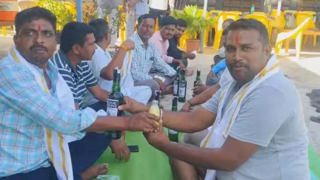 Men festivals With Bottles:  కొత్త ట్రెండ్‌ గురూ...ఆడవారికి గాజులైతే..మగవారికి బీర్ల వాయినం