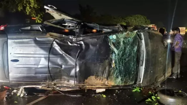 Road accident : ఔటర్ రింగ్ రోడ్డుపై ఘోర రోడ్డు ప్రమాదం.. ఇన్ఫోసిస్ ఉద్యోగి మృతి.. ఏడుగురికి తీవ్ర గాయాలు