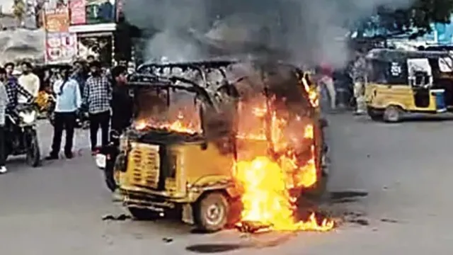 Telangana: దారుణం.. అధికారుల వేధింపులు.. నడిరోడ్డుపై కుటుంబంతో సహా ఆటో డ్రైవర్‌ ఆత్మహత్యాయత్నం?