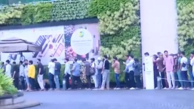 iPhone 17 Series: ఐఫోన్ 17 సేల్ స్టార్ట్.. స్టోర్ల ముందు పొట్టు పొట్టు కొట్టుకుంటున్న కస్టమర్లు