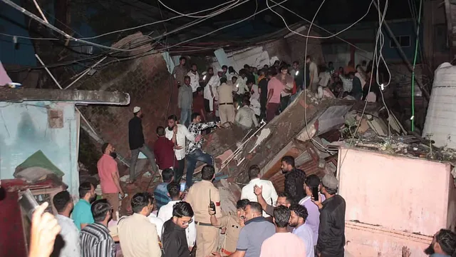 Building Collapse : భవనం కూలి ఇద్దరు మృతి, 12 మందికి గాయాలు