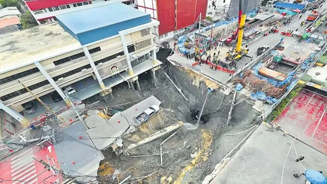 Bangkok : షాకింగ్ సీన్.. జర్రయితే ప్రాణం పోతుండే.. చూస్తుండగానే 50 మీటర్ల గుంత...