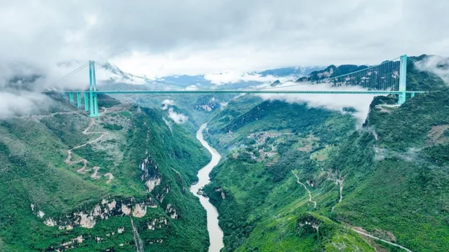 World Tallest Bridge : ప్రపంచంలోనే ఎత్తైన బ్రిడ్జ్ ప్రారంభించిన చైనా.. హైట్ తెలిస్తే షాక్!
