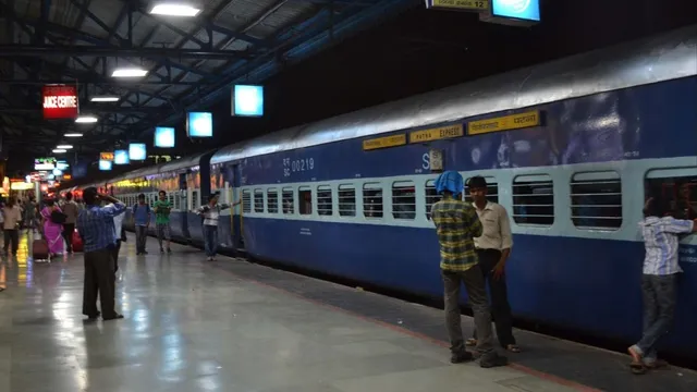 తెలంగాణలో పండుగ పూట విషాదం.. రైలు ఎక్కుతుండగా జారిపడి ఎస్సై మృతి