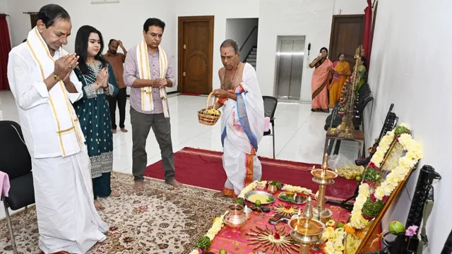 Dasara 2025: మాజీ సీఎం కేసీఆర్ ఇంట్లో ఘనంగా దసరా ఉత్సవాలు.. ఫొటోలు చూసేయండి!