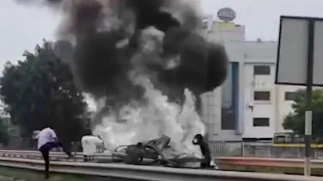 Road Accident: పండుగ పూట విషాదం.. ముగ్గురు యువకులు సజీవదహనం