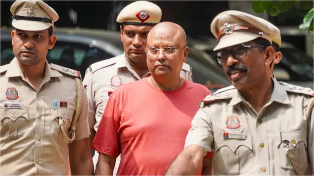 Delhi Baba: అమ్మాయి నచ్చితే ప్రత్యేక గది, సెల్ ఫోన్..ఢిల్లీ బాబా మహిళా సహాయకులు అరెస్ట్