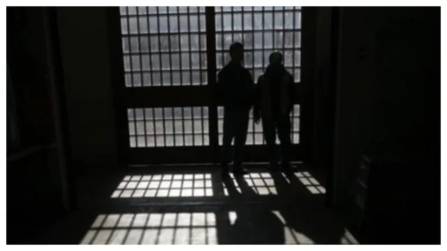 Dasara 2025: జైల్లో దసరా సంబరాలు.. ఇదే అదనుగా ఇద్దరు ఖైదీలు జంప్.. వీడియో వైరల్!