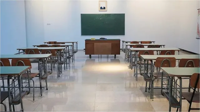 School: విద్యార్థికి ఘోర అవమానం.. ఫీజు చెల్లించలేదని నేలపై కూర్చోబెట్టి పరీక్షలు