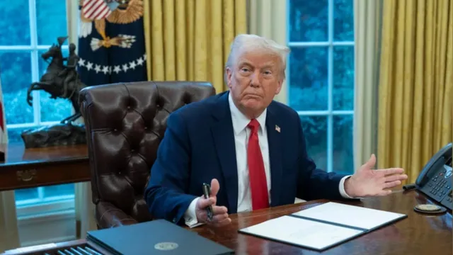 Donald Trump : ట్రంప్ మరో టారీఫ్ బాంబ్..   చైనా దిగుమతులపై 100% సుంకాలు