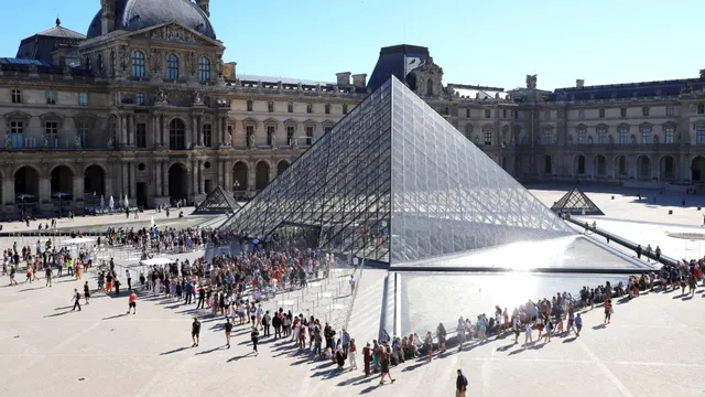 Paris Museum: ప్యారిస్ మ్యూజియం చోరీ.. నెపోలియన్ ఆభరణాలు దొంగలించిన ఇద్దరు అరెస్ట్