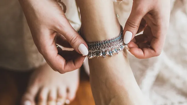 Silver anklets: వెండి పాదరక్షలు ఇంటి వద్దనే మిలమిలా మెరిసేలా చేసుకోవచ్చు.. ఎలానో తెలుసుకోండి