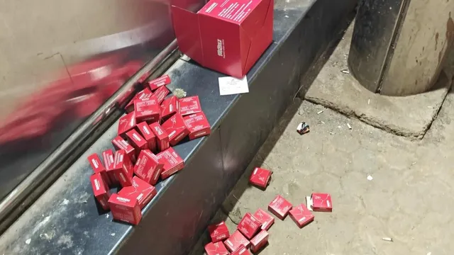 Condoms: మెట్రో స్టేషన్‌లో కండోమ్‌ ప్యాకెట్లు.. షాకైపోయిన ప్రయాణికులు