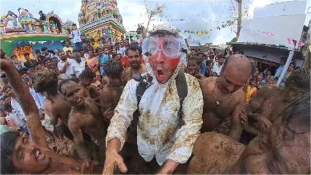 Viral News: పరువు తీశారు కదరా.. విదేశీ యూట్యూబర్‌ను పేడలో ముంచిన భారతీయులు