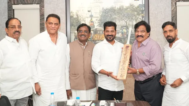 ముఖ్యమంత్రికి బ్యాట్ గిఫ్ట్ ఇచ్చిన చాముండేశ్వరనాథ్‌.. ఇది చాలా స్పెషల్