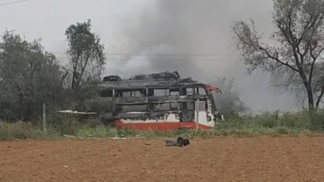 Bus Fire Accident: హైటెన్షన్ తీగ తగిలి బస్సుకు మంటలు..  తండ్రి, కూతురు సజీవ దహనం
