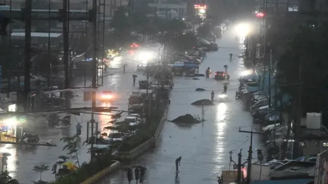 Flash flood  : ఫ్లాష్ ఫ్లడ్ ప్రమాదం.. సురక్షిత ప్రాంతాలకు వెళ్లండి..ఐఎండీ తాజా హెచ్చరిక